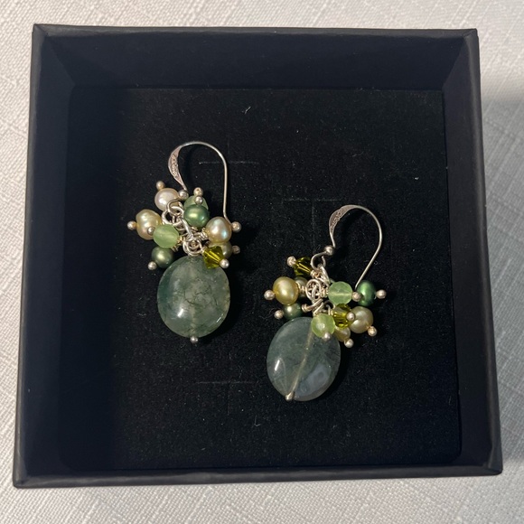 Green Gemstone and Pearl Earrings. 925 hook posts - Picture 6 of 7